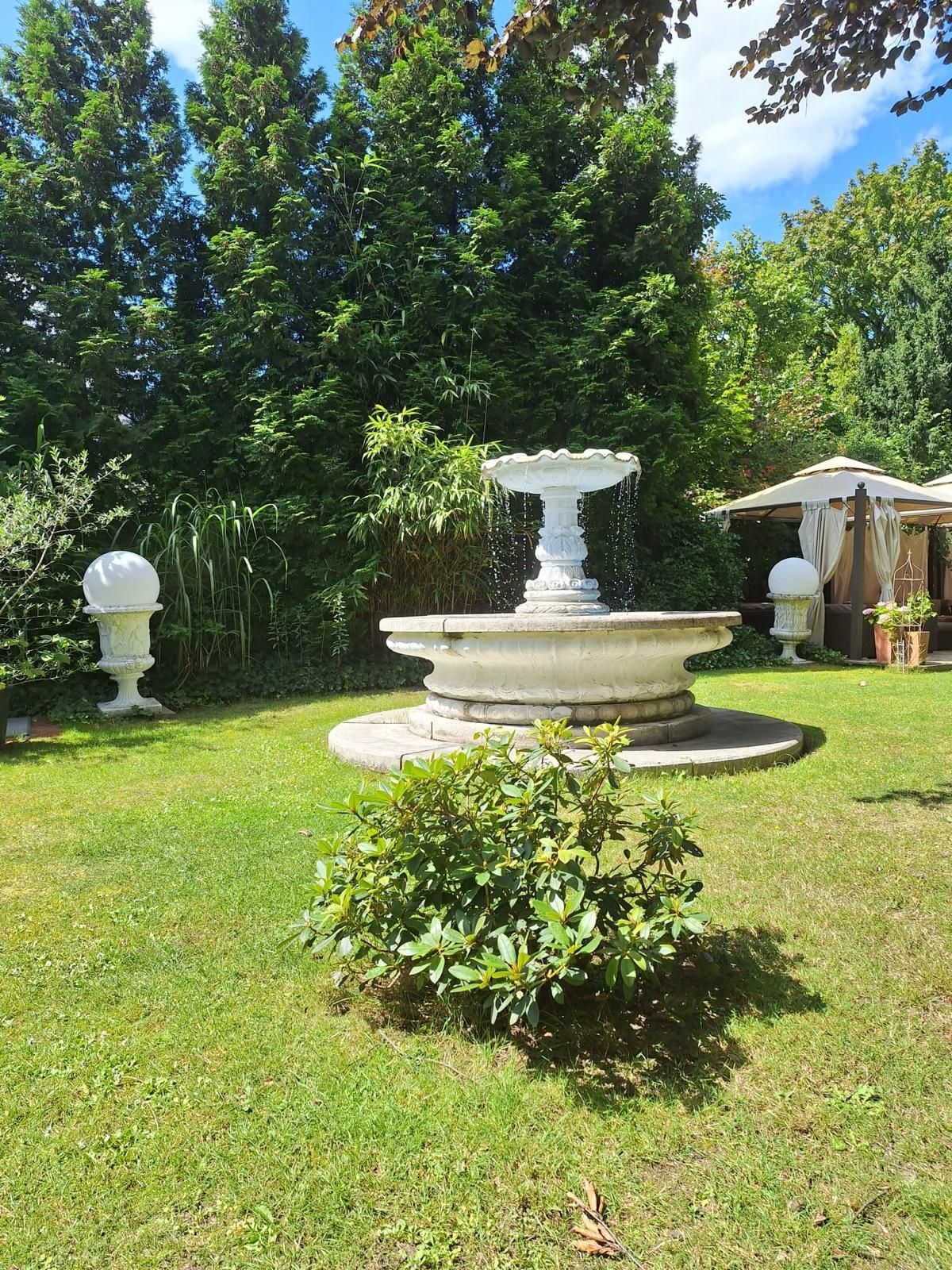 Garten mit Brunnen